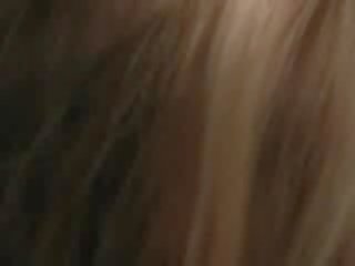 거드름을 피우는 젊은 여자 다음에 문 엿 과 creampied