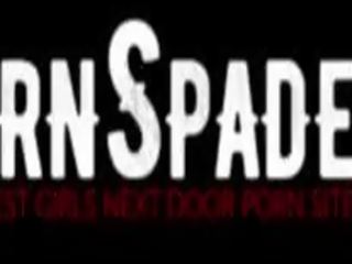 Грудаста недосвідчена білявка підстрибуючи на manhood на an назовні басейн