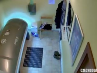 Hidden cam young babeh is nrenyuhake her burungpun in solarium