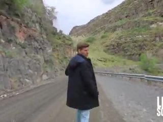 Намерени streetwalker на страна на път за кола майната