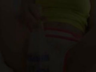 Olgun swinger delik oynamak ile cam arasında boşalma gargala