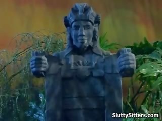 Glorious শিশু পছন্দিক রচনা বন্ধ তার নগ্ন শরীর এবং লাগে একটি বড় manhood মধ্যে তার কামানো পাছা