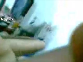 আনন্দদায়ক দম্পতি চেষ্টা থেকে সেট উপর প্রেম