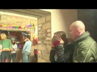 فروي عسل سخيف في حزب