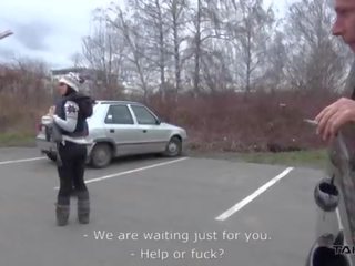 Бідні угорська seductress здобули kicked з голий на в buss станція