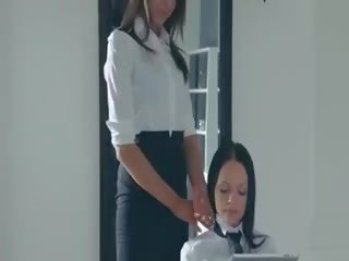 거대한 princesses 놀리는 그녀 자신 에 바지