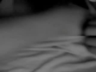 20yo কালো প্রিয়তম থাপড়ানো চোট চুলের মেয়ে
