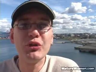 Ми знайдено juliet resting по a pier право після шукаю для an офіс для оренда. franz повідомив її там був деякі простір доступний на a матуся studio і вони were на їх спосіб. на a studio, franz повідомив juli