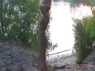 Мій молодий леді позування оголена по в pond