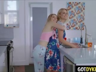 Лесбіянка ххх відео з привабливий пантера сусід