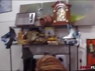 Sedusive strumpet posed и прецака от pawn мъж в задна стаичка площ