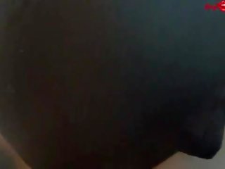 বালিকা ধাপ বোন wakes উপর থেকে একটি কঠিন খাদ