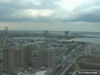 Привабливий ангел цицьки butchered