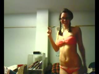 Pigtailed hogeschool meisje geeft striptease klem klem