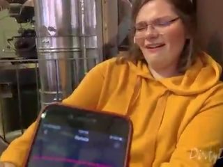 Я контроль її манда в публічний з a lovense lush - вона стогони і є embarassed