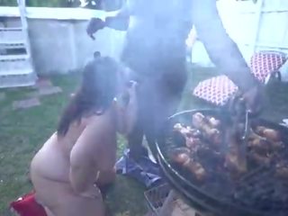 Phụ nữ đẹp lớn hoa hồng kush hút tắt xưa đen đàn ông tại bbq