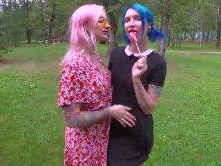 Две тийн stepsisters курви смучат а непознат на а ferris wheel&excl; - лия мяукане