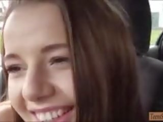 Lahodný olivia milosť fucked v the zadné sedadlo