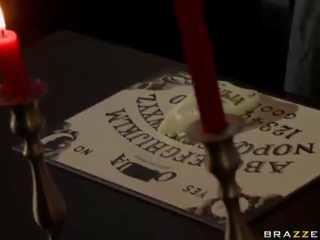 Janine খেলনা ouija থেকে সন্ধান একটি spirit একসঙ্গে নিকট দ্বারা একটি গুরুভার আত্মমগ্ন