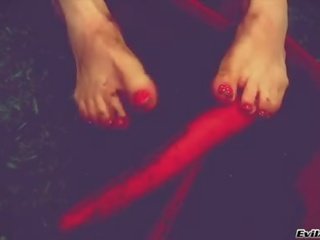 Balledona lusty बेब डालें वेजिटेबल में उसकी कंट