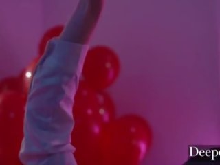 Deeper&period; емілі willis є в найкраща день народження gift коли-небудь