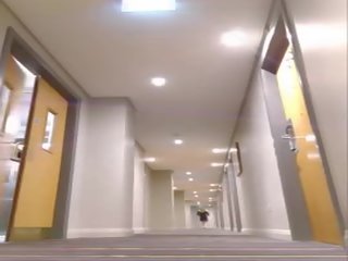 Спіймана кроссдрессінг в a готель