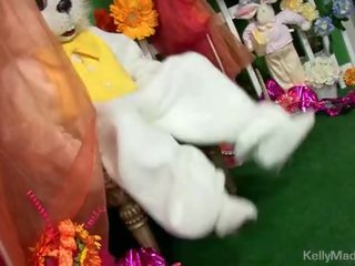 เคลลี่ เมดิสัน ใช้เวลา rabbits fleshy carrot กินลึก