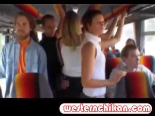 Jane bé sờ mó trên các xe buýt &excl;