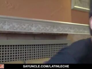 Latinleche - ল্যাটিন diva মিটিমিটি পায় পিটান দ্বারা একটি macho বালক