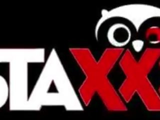 Knocked вгору slattern приймає догляд з a пеніс на відкритому повітрі