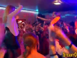 Одягненим вечірка азіатська смоктати