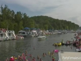 Sensational babes πάρτι σκληρά επί σκάφος κατά την διάρκεια spring διακοπή