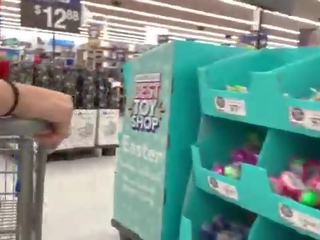 একটি বাস্তব উদ্ভট recording একটি অসাধারণ গাল এ walmart -