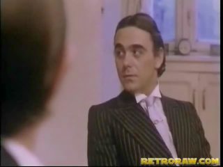 Палець врізався на що adolescent кухня стіл
