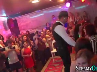 Реальний одягнена жінка голий чоловік нечупари смокче