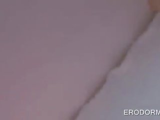Коледж білявка скаче великий жорсткий manhood в загальна спальня кімната ліжко