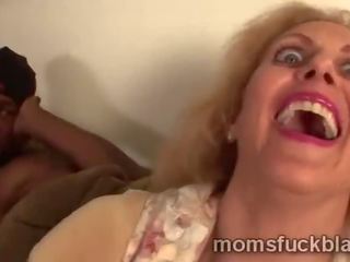 Full-blown blondie seems rất curious vì cô ấy đen người yêu dụng cụ