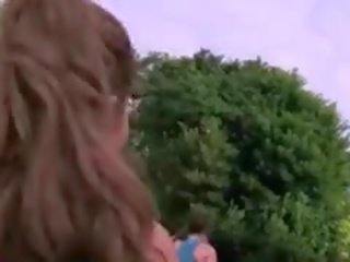Млад desiring двойка чукане в публичен