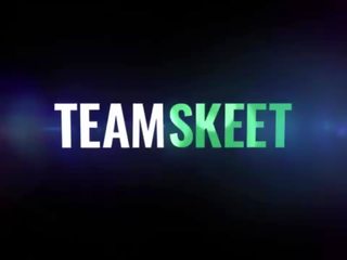Perv expert має деякі спеціальний лікування для зухвала рудоволоса scarlet skies для фіксувати її страх з люди