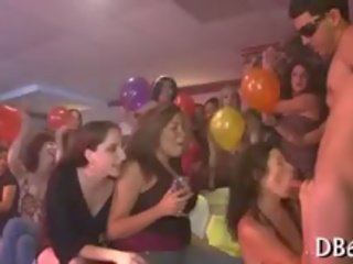 Dancers жив one-eyed чудовище на етап