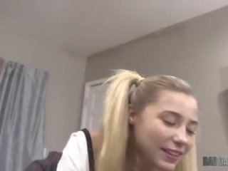 Nhỏ thiếu niên bước đi adolescent carolina sweets muốn daddies phallus sâu trong của cô ấy!