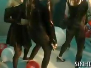 טָעִים מְאוֹד בחורות הוא ספוג במים עם הארדקור מזיין צרכי