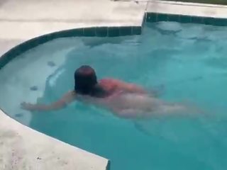 Чудесен латино прислужница ла paisa cleans на билярд и гадно dick&excl; заловени от съсед