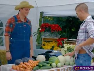 Kunde fucks den farmers kone i offentlig ved den marked