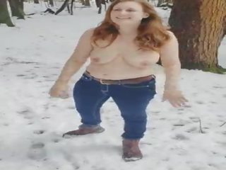 Timide trentenaire forcé à bande nu et sucer johnson en une publique park&colon; mindy sparkle