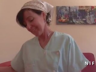 Pháp mẹ quyến rũ đồng loại và cho cô ấy ass 1 giờ sau rimming