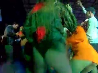 Біла trash вулиця дівчина foam вечірка