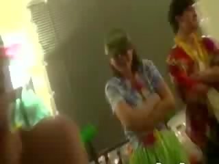 Desiring 人形 持っている a 寮 部屋 大人 ビデオ パーティー