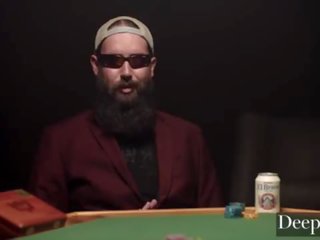 Deeper&period; gambler bets негов beguiling съпруга в високо stake игра