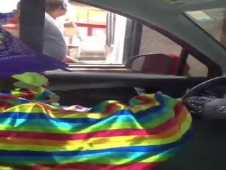 Chú hề được manhood hút trong khi ordering thực phẩm